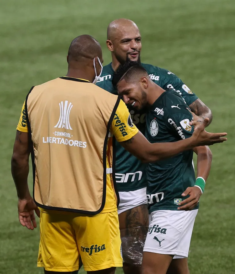 Rony recebeu o carinho do companheiro de clube, Felipe Melo