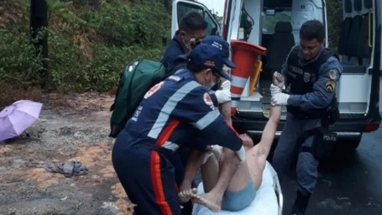 Homem 'morto' tenta correr com a chegada de ambulância do Samu