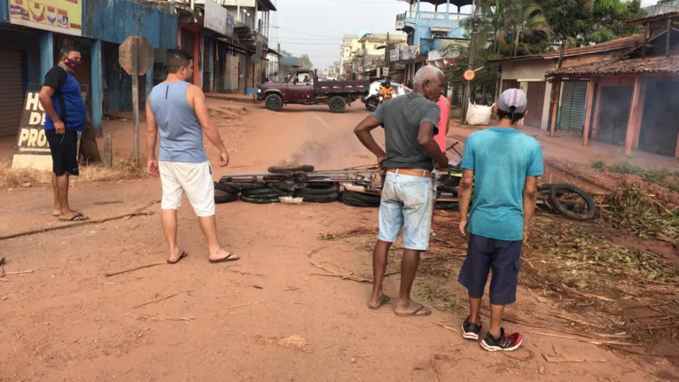 Moradores do município do Acará fecham entrada da cidade em protesto