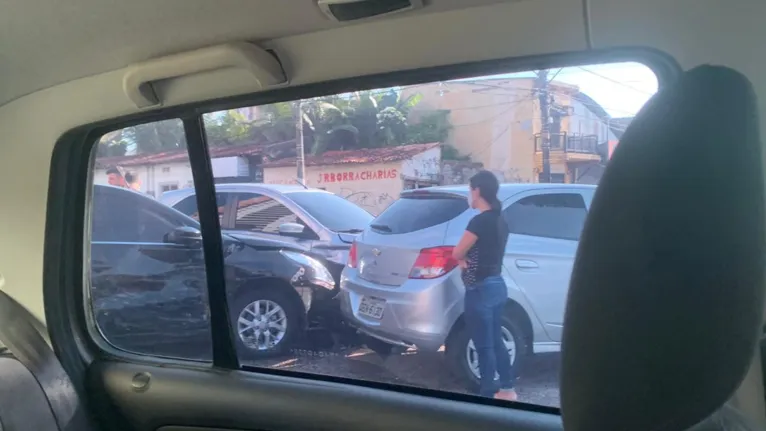 Batida entre três carros causa engarrafamento em Belém 