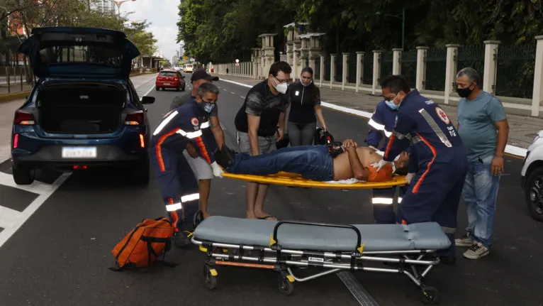 Acidente deixa motociclista ferido na avenida Almirante Barroso