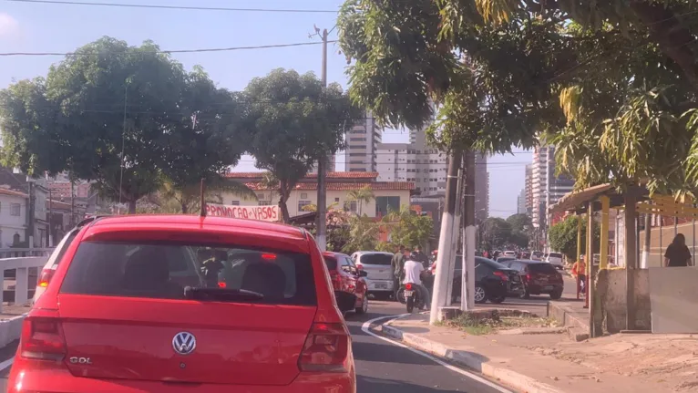 Batida entre três carros causa engarrafamento em Belém 