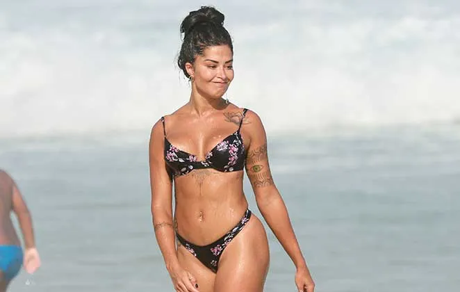 Aline Riscado e amiga usam calcinha como máscara