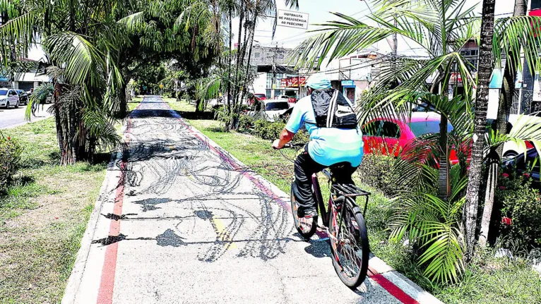Prefeitura passa asfalto em cima da ciclovia da avenida Duque de Caxias