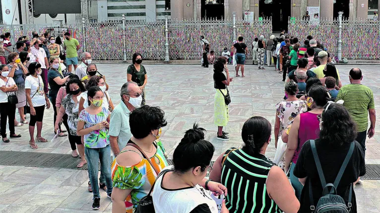 Devotos fizeram fila na frente da Basílica para participar das missas e homenagear Nossa Senhora.