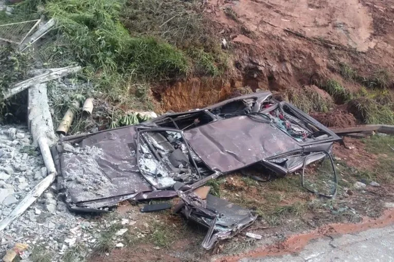 Carro ficou amassado após caixa d'água cair sobre ele.