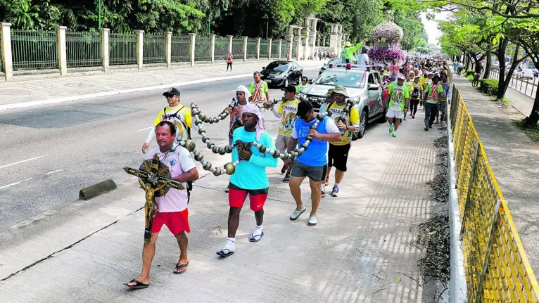 Romeiros caminhando por ocasião do Círio do ano passado