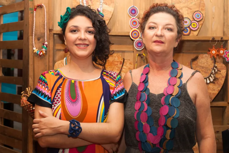 À direita, Tainah Fagundes, sócia-criativa, e à esquerda, a artesã fundadora da Da Tribu, Kátia Fagundes