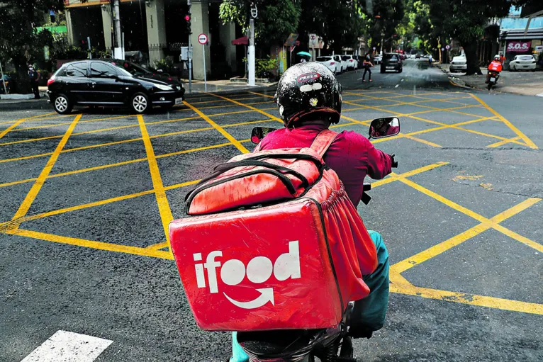 Faça chuva ou sol, as motos e bicicletas de entrega são encontradas pelas ruas da capital

