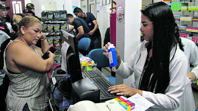 Abertura de farmácias, hospitais e laboratórios ajudou a gerar mais postos de trabalho.