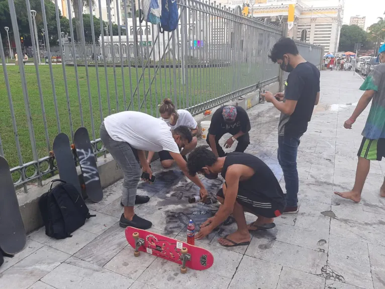 Skatistas se reúnem para remover pichações feitas na calçada da Basílica