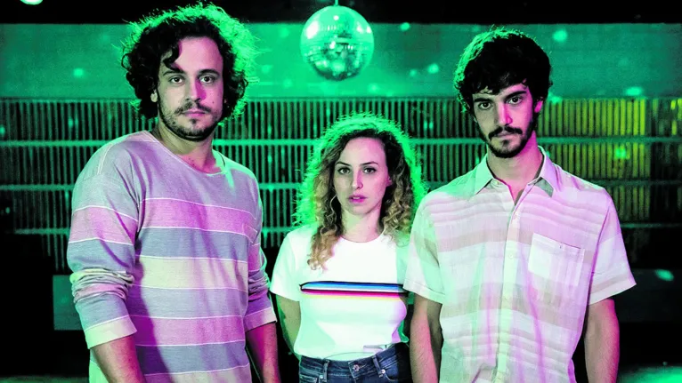 Os atores Victor Mendes, Mayara Constantino e Caio Horowicz vivem, respectivamente, Ricardo, Isabela e Felipe em “Música para Morrer de Amor”. 