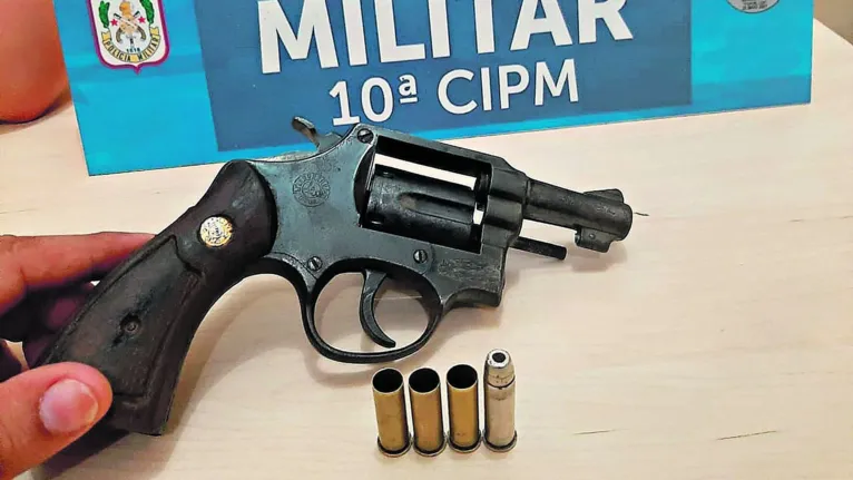 Homem é preso após atirar contra policiais militares