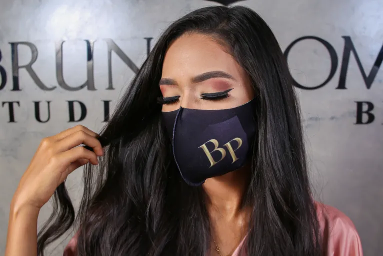 A segunda dica são tons mais escuros nas pálpebras. Abuse do esfumaçado, este é o segredo, segundo o profissional.