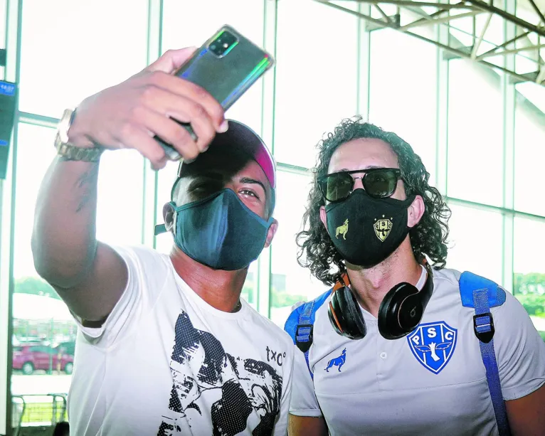 Confiança em Nicolas não muda. O atacante
foi tietado no embarque
para Goiânia