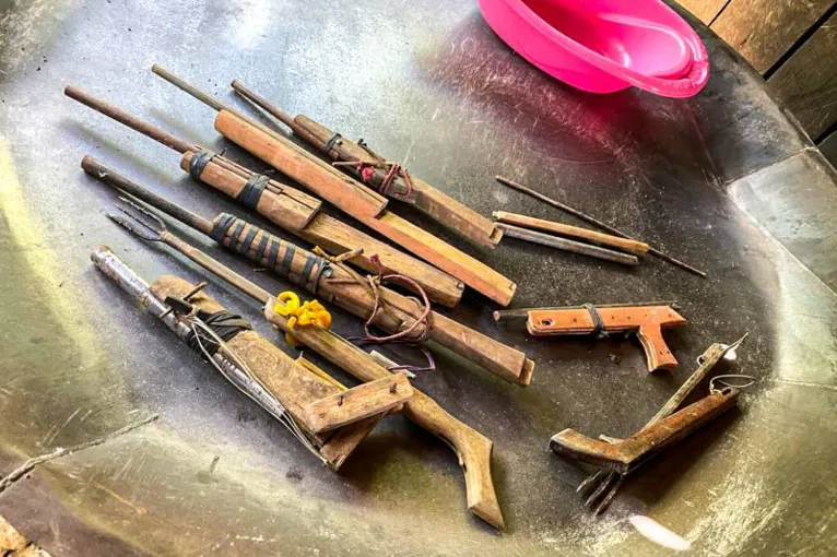 Equipes da Polícia Civil encontraram armadilhas para caça, feitas para a sobrevivência dos cultivadores.