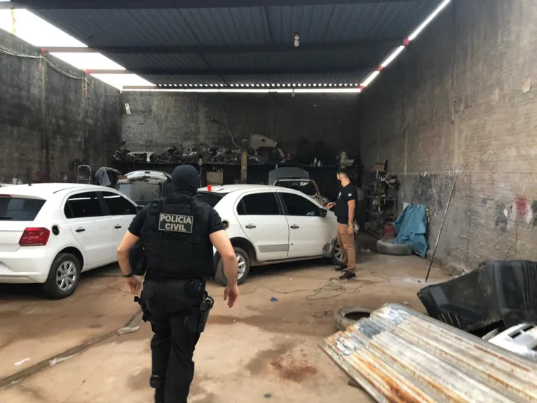 A quadrilha roubava principalmente caminhonetes, que eram montadas para posteriormente serem locadas