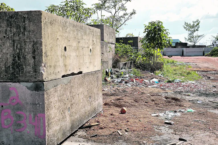 O espaço se tornou um lixão a céu aberto. 