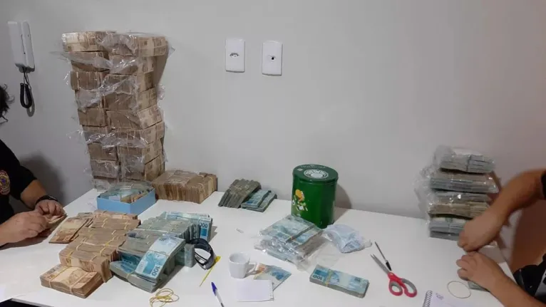 Somente nesta manhã (31) a PF apreendeu mais de R$ 2 milhões em Santos, litoral de SP