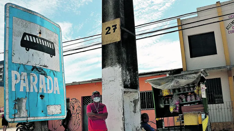 Paradas de ônibus de Belém estão em situação precária ou em falta