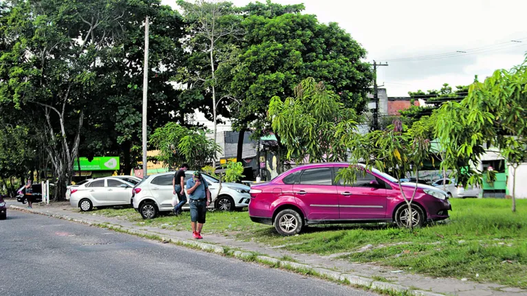 Estacionar em local proibido continua sendo uma prática comum em Belém