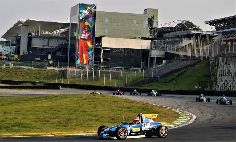 Piloto do Leão brilha em Interlagos e lidera Fórmula Vee