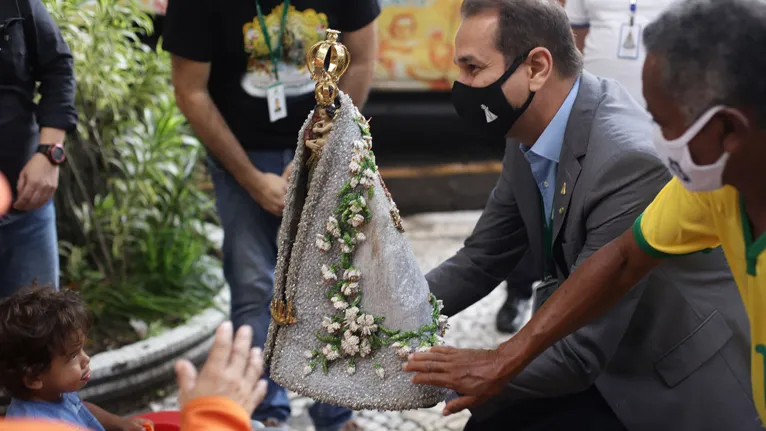 Presidente Valdecir Tose conduz a imagem peregrina 