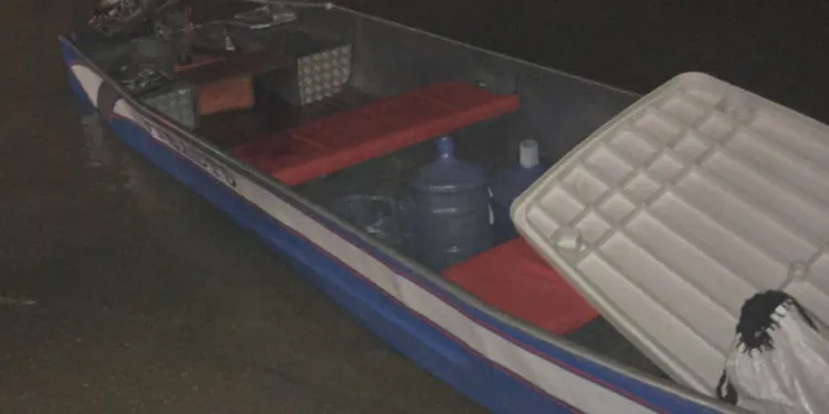 O ocupante da lancha foi surpreendido com a chegada do piloto do jet ski, que estava em alta velocidade. 