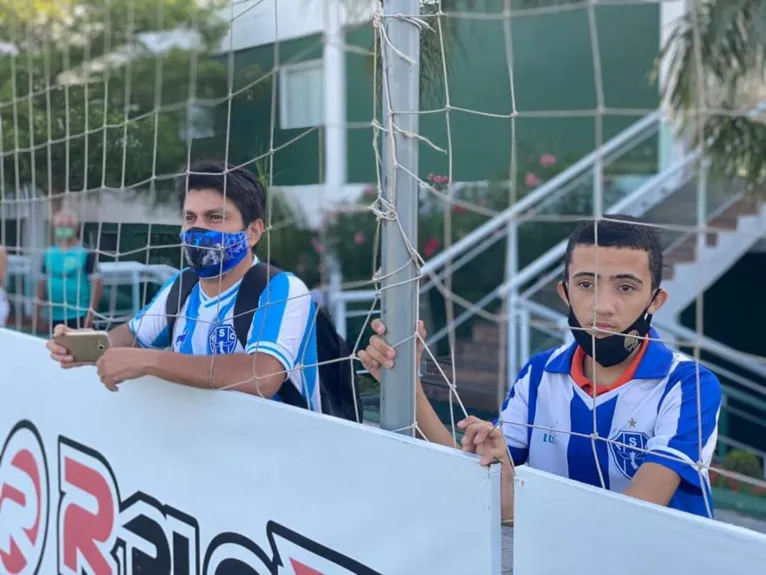 Torcida bicolor invade treino para 'matar a saudade'
