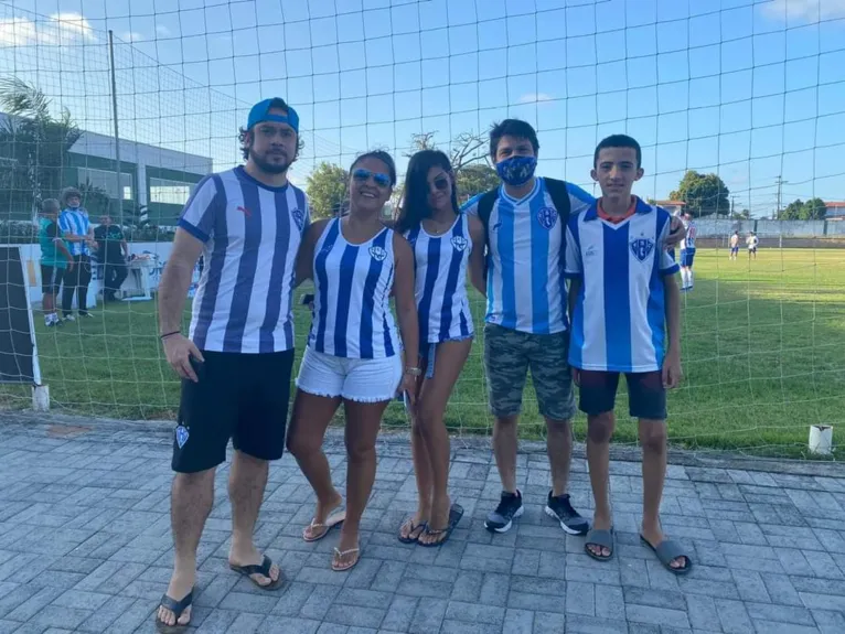 Torcida bicolor invade treino para 'matar a saudade'