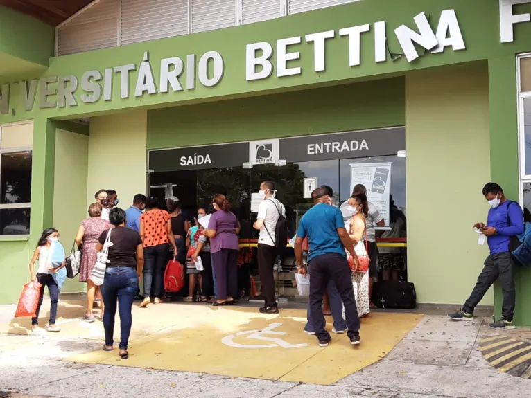 Aglomeração em frente ao Hospital Universitário Bettina Ferro de Souza .