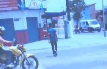 O adolescente foi flagrado andando por uma rua de Capanema na manhã de hoje. 