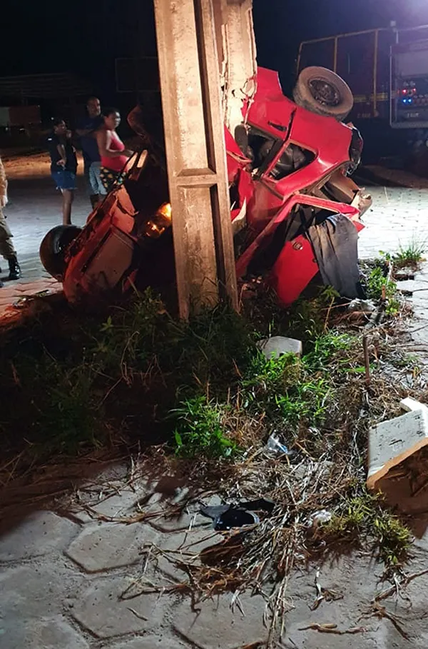 Motorista colidiu contra um poste de energia.