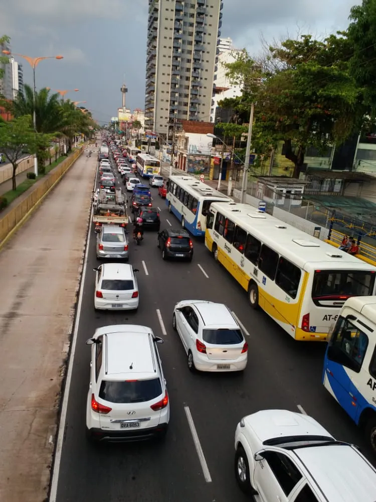 Trânsito congestionado na avenida Almirante Barroso nesta quarta-feira; acompanhe ao vivo