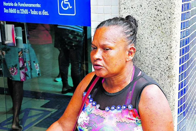 A dona de casa Francinete Alves tenta o saque há cinco meses