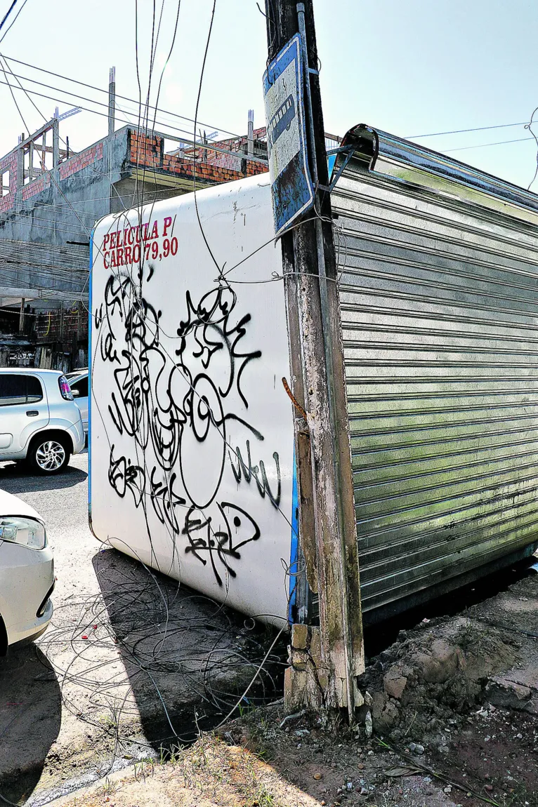  Para piorar, um poste ameaça cair 