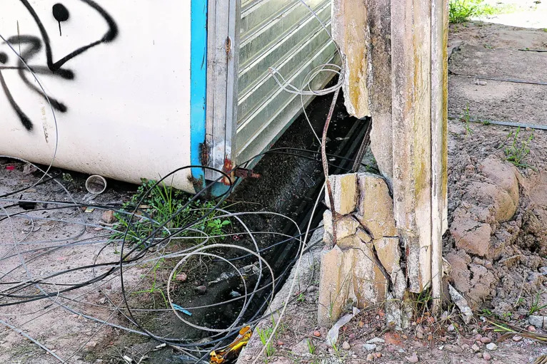 A viação exposta representa um perigo a mais. A maior preocupação é com as crianças