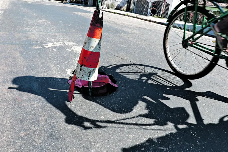  Os próprios moradores têm de agir e colocar objetos como cones para evitar acidentes 