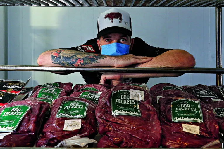 Ricardo estudou o processo de corte das carnes e o fornecimento vem de São Paulo

