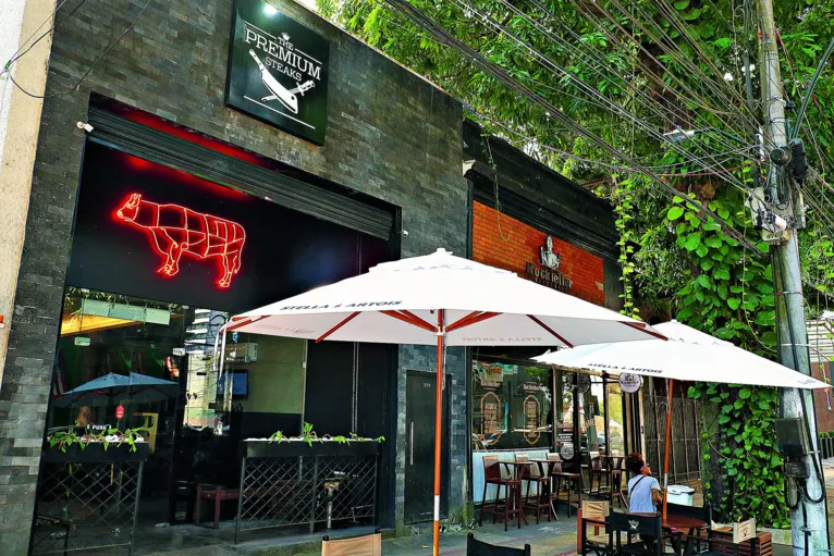 Na Premium Steaks, o cliente pode levar os cortes pra casa ou pedir para comer na hora

