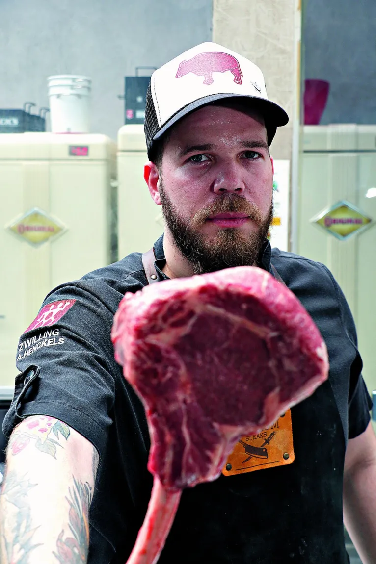 Ricardo com o Tomahawk para um bom churrasco

