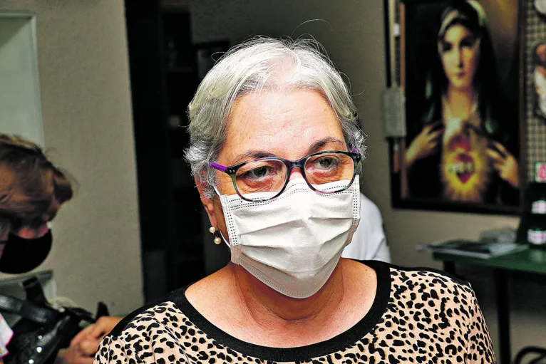 Maria Aguiar irá depositar promessas pela saúde, que estão representadas por partes do corpo humano

