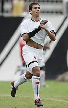 O ex-volante com a camisa do Vasco