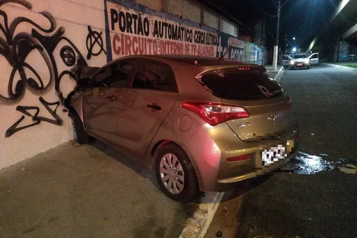 Um dos reféns, que dirigia o carro, perdeu o controle do veículo durante a troca de tiros e bateu em um muro.