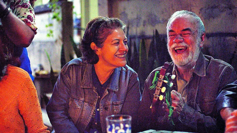 Em “Pela Janela”, uma operária demitida descobre um novo mundo em uma viagem a Buenos Aires