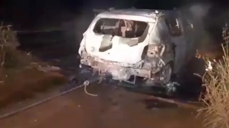 O veículo queimado pelos criminosos em uma ponte