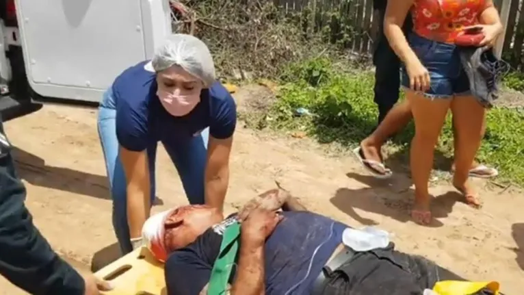 Vítima é encaminhada para o hospital