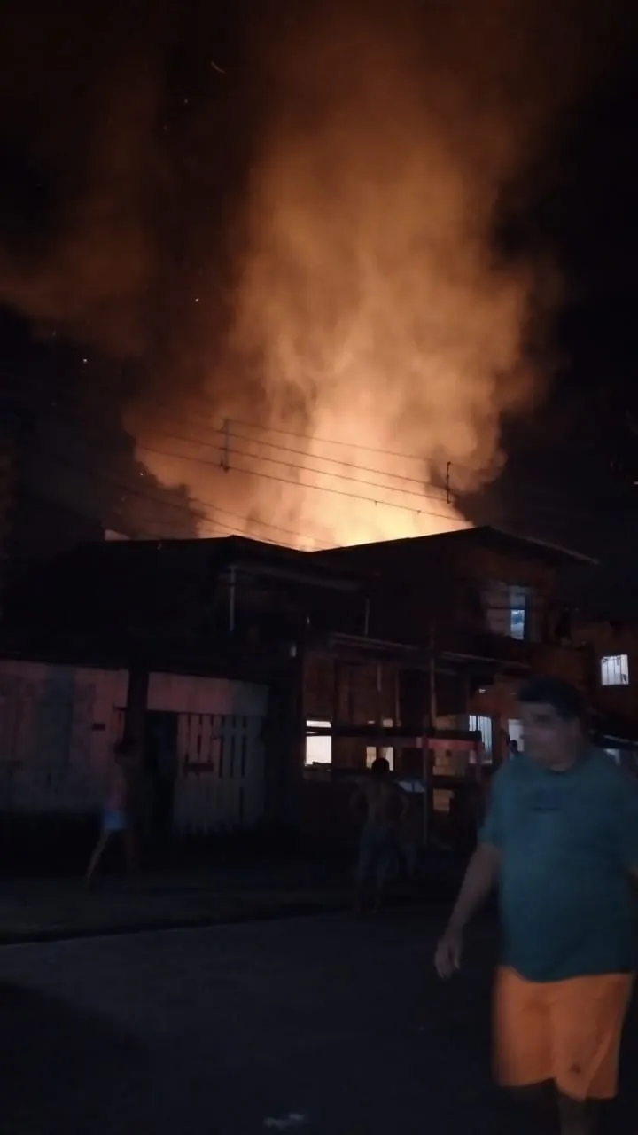 Incêndio de grandes proporções é registrado no bairro de Fátima em Belém . Veja!