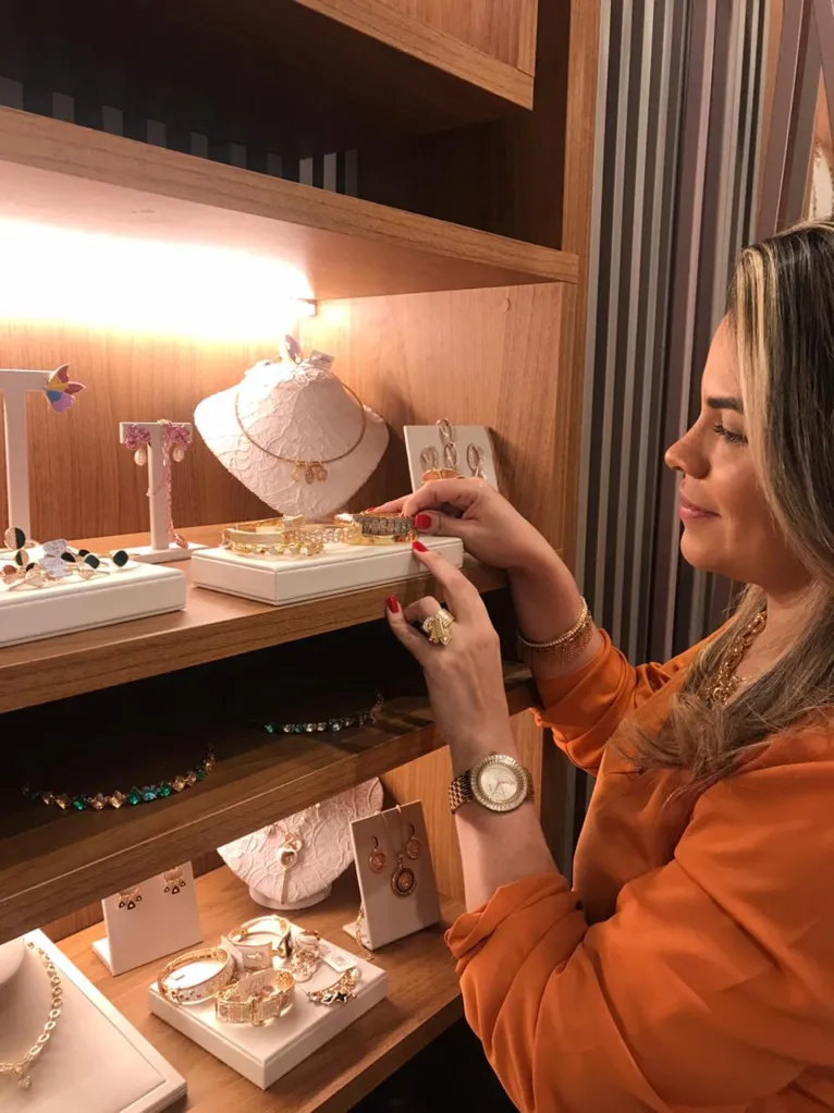 Fádia Nobre pousando com seus produtos. 