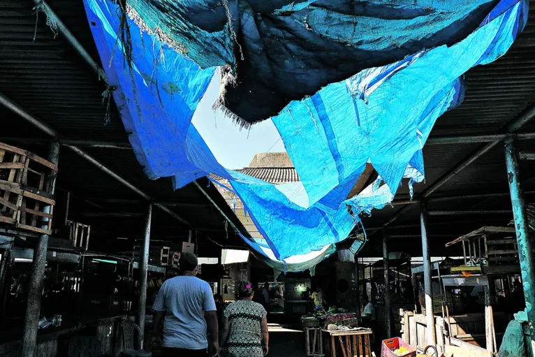Coberturas de lonas rasgadas na feira de São Brás 